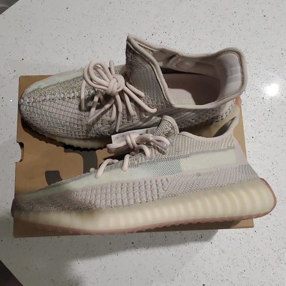 **DEADSTOCK 100% Authentic YEEZY 350 V2 CITRIN - Picture 2 of 5